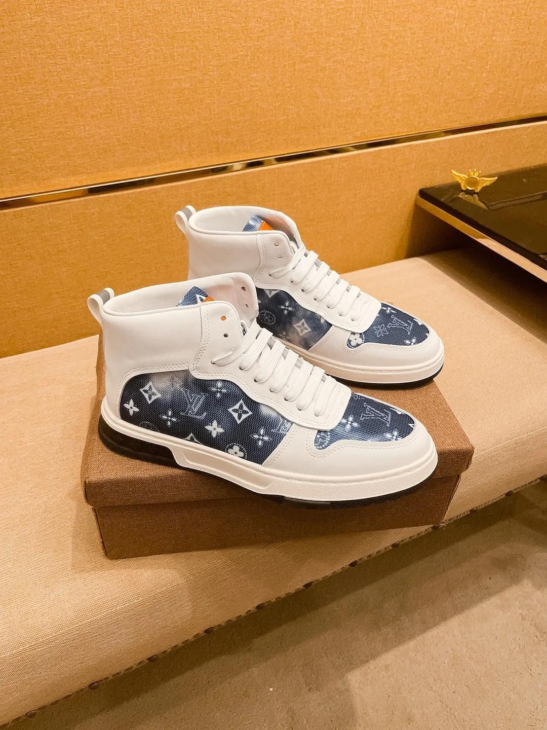 Men's shoes 💰 440💰【 LV 】🔥 Louis Vuitton, high-end men's shoes brand, official website 1:1 latest masterpiece: the upper is made of first-layer cowhide imported from Italy with a comfortable and breathable lining➕original non-slip and wear-resistant outsole🔥, making walking more convenient and comfortable! An exclusive new model, a stunning work, a beautiful 1:1 replica [color] compared to the official quality! Create a fashionable personality to set off your uniqueness! A must-have for trendy men! Classic🔥Size: 38-44 Color: 🔥Multiple colors available🔥